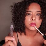 A diva reafirma seu reinado no universo dos glosses com vídeo que celebra a beleza vibrante e inclusiva da marca