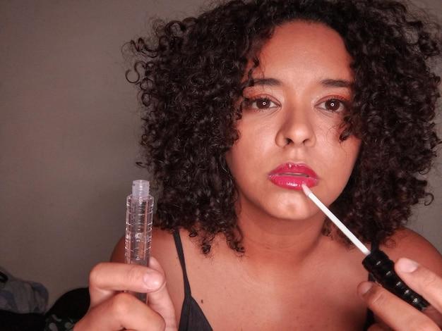 Rihanna domina como a ‘gloss boss’ com brilho icônico da Fenty Beauty 1 A diva reafirma seu reinado no universo dos glosses com vídeo que celebra a beleza vibrante e inclusiva da marca