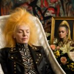 Designer escocesa que vestiu Rihanna, Lady Gaga e Diana Spencer inspira gerações com estilo ousado