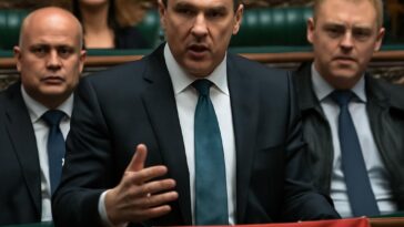 Críticas ao partido Reform UK destacam necessidade de combater atitudes homofóbicas e criminalidade na política