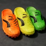 Coleção FENTY x PUMA traz chinelos neon inspirados em chuteiras icônicas 12 Rihanna reinventa o estilo praia com Cat Cleat Jelly e Avanti LS em cores vibrantes e design ousado