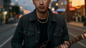 Artista usa metáfora de Britney Spears para falar sobre saúde mental e pressão social