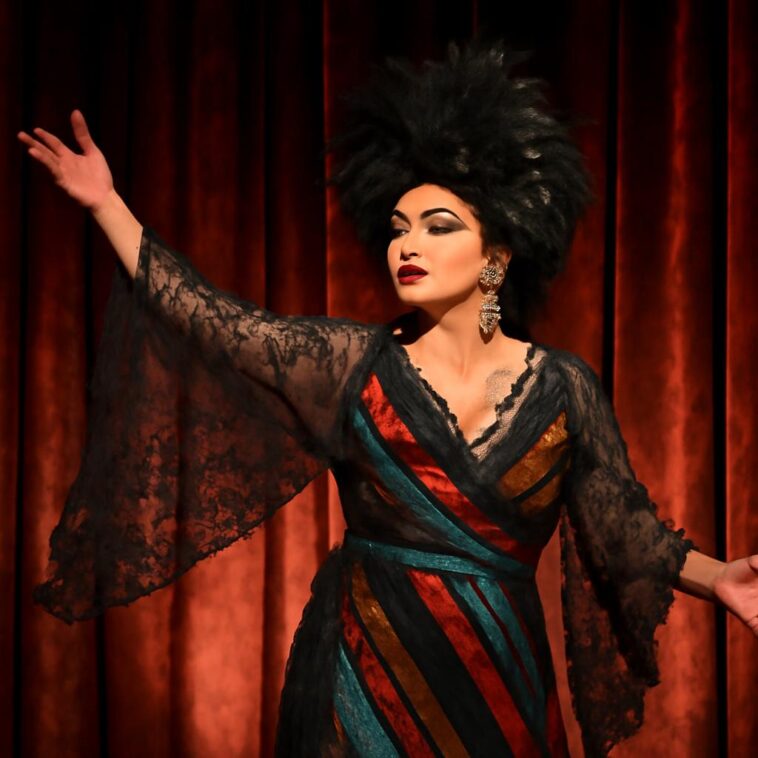 Drag queer e migrante: o poderoso solo de Sara Jevo em Mannheim 1 Sandro Šutalo encarna Sara Jevo e revela a complexa identidade queer-migrante entre Alemanha e Bósnia