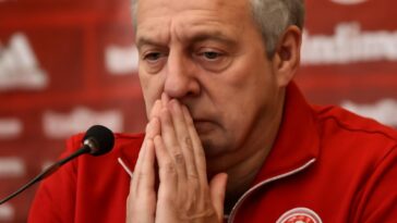 Técnico do Inter se retrata após comentário polêmico sobre camisa rosa em apresentação oficial