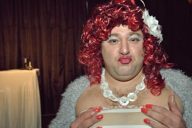 Suzie Toot: estrela drag judia que conquistou o RuPaul’s Drag Race 1 Conheça a trajetória da drag queen Suzie Toot, ícone queer e inspiração para a comunidade LGBTQIA+