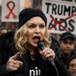 Madonna critica Trump por apagar o Dia Mundial da AIDS 13 Rainha do pop lamenta a falta de reconhecimento da luta contra a AIDS e homenageia vítimas, reforçando a importância da memória