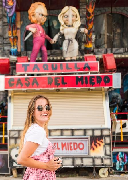 Novo filme e série documental mostram os bastidores da turnê histórica da cantora, com estreia em 12 de dezembro no Disney+