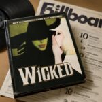 Álbum liderado por Cynthia Erivo e Ariana Grande alcança o topo de sete listas, incluindo Soundtracks e Vinyl Albums