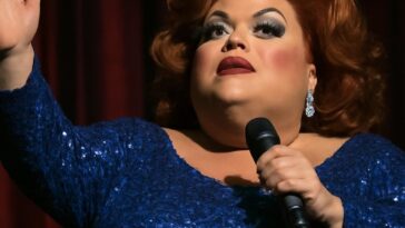 Drag queen e vencedora do RuPaul's Drag Race All Stars 10 celebra o teatro com nova versão cheia de diva