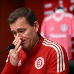 Técnico do Inter se desculpa por comentário homofóbico sobre camisetas rosas 12 Abel Braga tenta justificar fala polêmica com perda pessoal, mas repercussão expõe resistência à diversidade no futebol