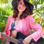 Anitta lança álbum de verão com ritmos diversos, mas só um hit brilha 12 Novo EP da cantora aposta em piseiro, funk e tecnobrega, mas traz versões sem alma — exceto uma faixa autêntica e envolvente