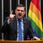 Projeto que oferece CNH gratuita para LGBTQIA+ é alvo de críticas por falta de impacto na segurança