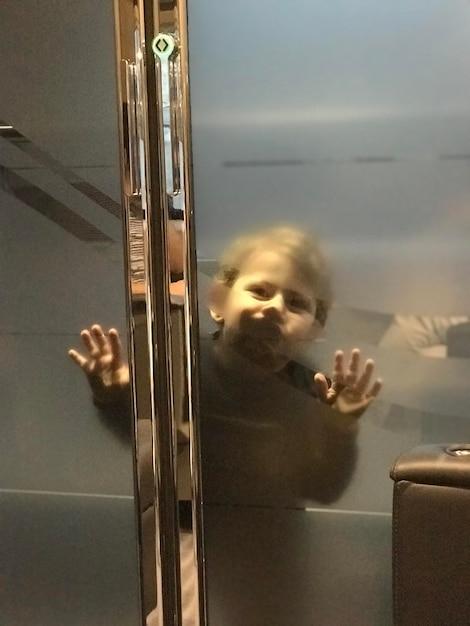 Designer revela que elogio ao vestido de Rachel Roy teria desencadeado conflito no elevador