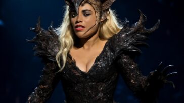 A diva reinventa a moda de palco com look exclusivo e artesanal da Matières Fécales