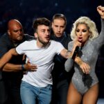 Influenciador é expulso de show da Lady Gaga após invadir palco 13 Fã conhecido por invadir eventos é retirado de show em Brisbane, Austrália, e levanta debate sobre segurança em shows