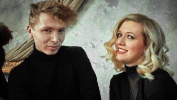 Com 19 anos, Moses dá seus primeiros passos no showbiz e mostra talento musical em Los Angeles