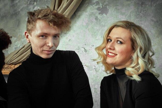 Moses Martin, filho de Gwyneth Paltrow, estreia ao lado da mãe 1 Com 19 anos, Moses dá seus primeiros passos no showbiz e mostra talento musical em Los Angeles