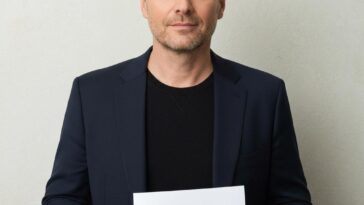 O renomado fotógrafo suíço expande sua carreira com a agência CAA, trazendo visibilidade a artistas LGBTQIA+ e cultura pop.