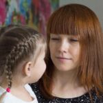 Professora é banida após mensagens inapropriadas a criança 13 Lianne Barclay, professora na Inglaterra, perde direito de lecionar por mensagens sexuais a menor