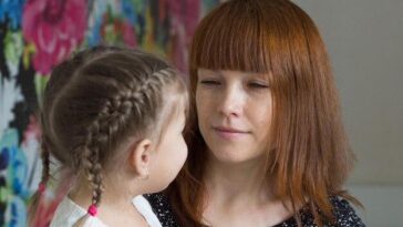 Lianne Barclay, professora na Inglaterra, perde direito de lecionar por mensagens sexuais a menor