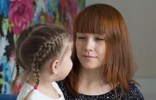 Professora é banida após mensagens inapropriadas a criança 1 Lianne Barclay, professora na Inglaterra, perde direito de lecionar por mensagens sexuais a menor