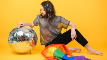 Com participações icônicas e narrativa ballroom, drag reafirma o poder do funk como voz da comunidade