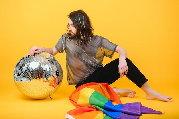 Com participações icônicas e narrativa ballroom, drag reafirma o poder do funk como voz da comunidade