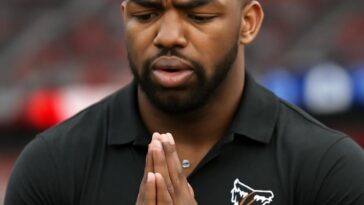 Estrela dos Falcons reconhece erro e se retrata por expressão ofensiva dita durante programa pós-jogo da NFL