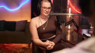 Ator britânico traz humor afiado e momentos queer em episódio com Lily Allen