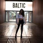 Durante apresentação chuvosa, cantora parou a música para checar estado de seu dançarino, mostrando empatia e cuidado no palco