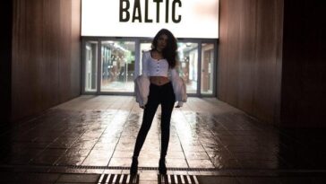 Durante apresentação chuvosa, cantora parou a música para checar estado de seu dançarino, mostrando empatia e cuidado no palco