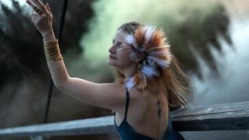 Cantora para apresentação para cuidar de bailarino que caiu durante turnê Mayhem Ball na Austrália