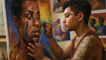 Performance emocionante ressignifica vivências difíceis, trazendo visibilidade e força para pessoas queer