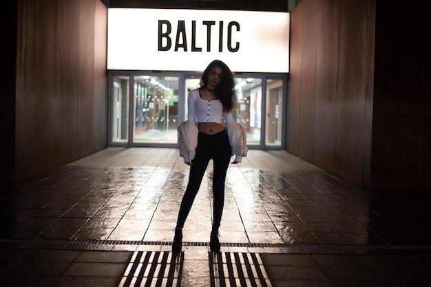 Em Sydney, cantora interrompe apresentação para garantir segurança e apoio ao bailarino ferido