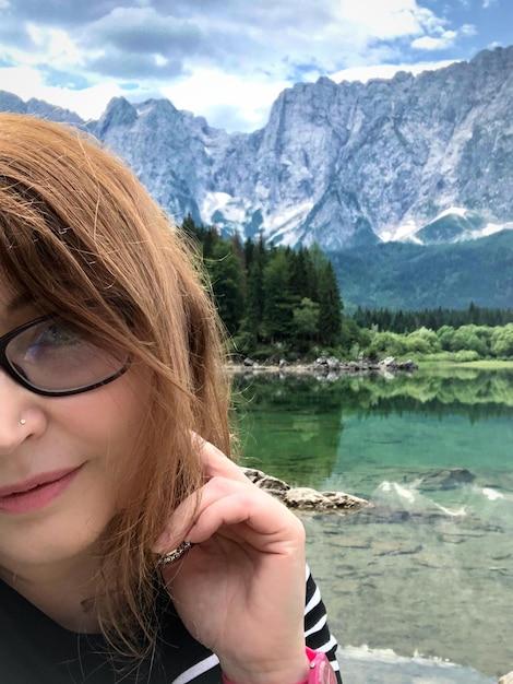 Cantora exibe rosto renovado e estilo invernal em fotos que viralizaram nas redes sociais