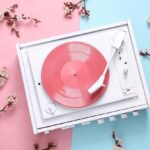 Peach PRC anuncia álbum de estreia 'Porcelain' e lança single emocionante 12 A artista australiana revela um novo capítulo de força e vulnerabilidade em 'Porcelain', celebrando sua evolução pessoal e musical