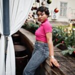 Ícone pop mostra seu estilo com jaqueta jeans e perfume J’adore, inspirando autoestima e autenticidade