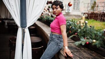 Ícone pop mostra seu estilo com jaqueta jeans e perfume J’adore, inspirando autoestima e autenticidade