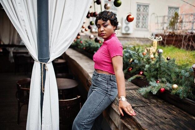 Ícone pop mostra seu estilo com jaqueta jeans e perfume J’adore, inspirando autoestima e autenticidade