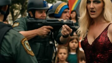 Tribunal permite aplicar lei que veta menores em performances adultas, enquanto AG exige cancelamento de show natalino drag