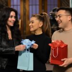 Cher presenteia Ariana Grande e Bowen Yang em teaser de SNL 13 Ícone Cher surpreende Ariana Grande e Bowen Yang com presença marcante no 'Saturday Night Live'