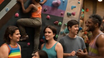 Evento mensal acolhedor para pessoas LGBTQIA+ inicia novatas e veteranas na escalada indoor em Queens, Nova York