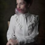 A estrela revive o glamour dos anos 70 com look icônico de Carol Burnett em prévias do programa