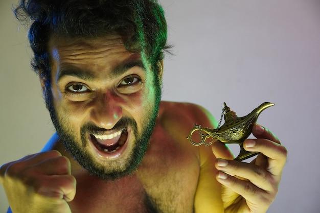 Patrick Selvatti retorna com romances LGBT entre erotismo e fantasia 1 Autor lança dois e-books que exploram o desejo e a representatividade LGBT em narrativas adultas e juvenis