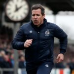 Steve Evans e diretor Ricky Martin trabalham noite adentro para salvar o time da zona de rebaixamento