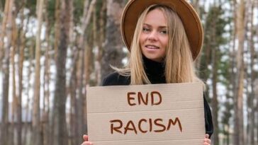 Cantora rebate críticas e destaca liberdade de escolha em conversa sobre estética e espiritualidade