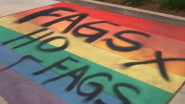 Cruzamentos com bandeiras LGBTQIA+ no ViBe Creative District foram pichados com palavras de ódio e símbolos ofensivos