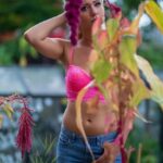 Cantora brilha com look vibrante e energia contagiante em vídeo dançante dedicado a alguém especial