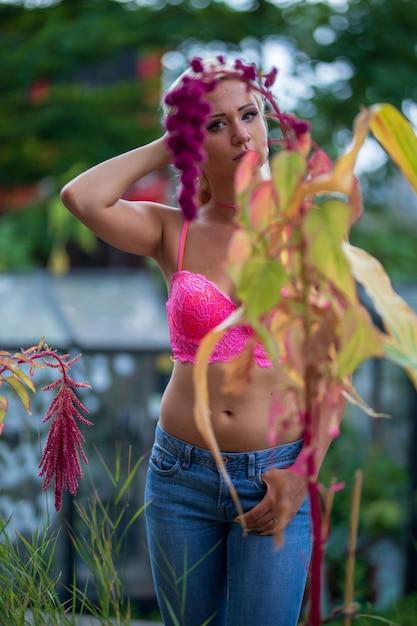 Cantora brilha com look vibrante e energia contagiante em vídeo dançante dedicado a alguém especial