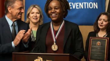 Ativista trans recebe prêmio por trabalho transformador na saúde LGBTQ+ e cuidado com pessoas trans e não binárias